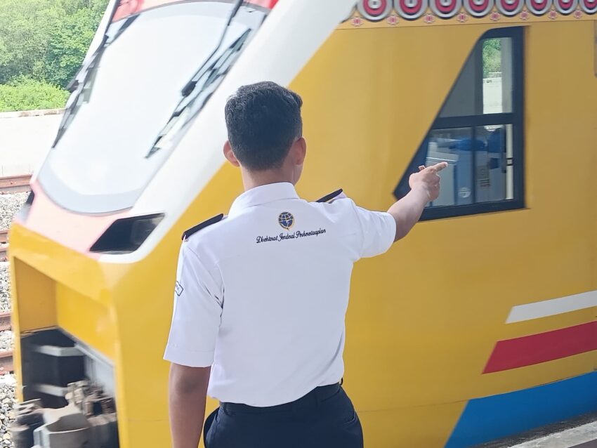 PPKA Stasiun Garongkong sedang melakukan tunjuk sebut