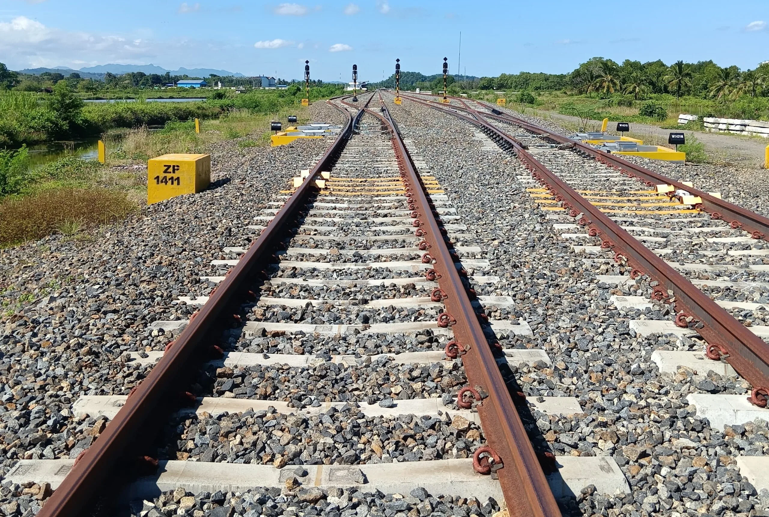 Rel kereta api di Stasiun Garongkong, Barru, Sulawesi Selatan