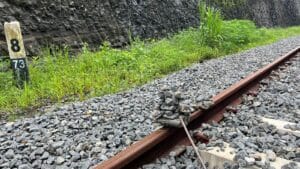 BAHAYA! Jangan Letakkan Benda Sembarangan di Atas Rel Kereta Api, Bisa Dihukum Seumur Hidup