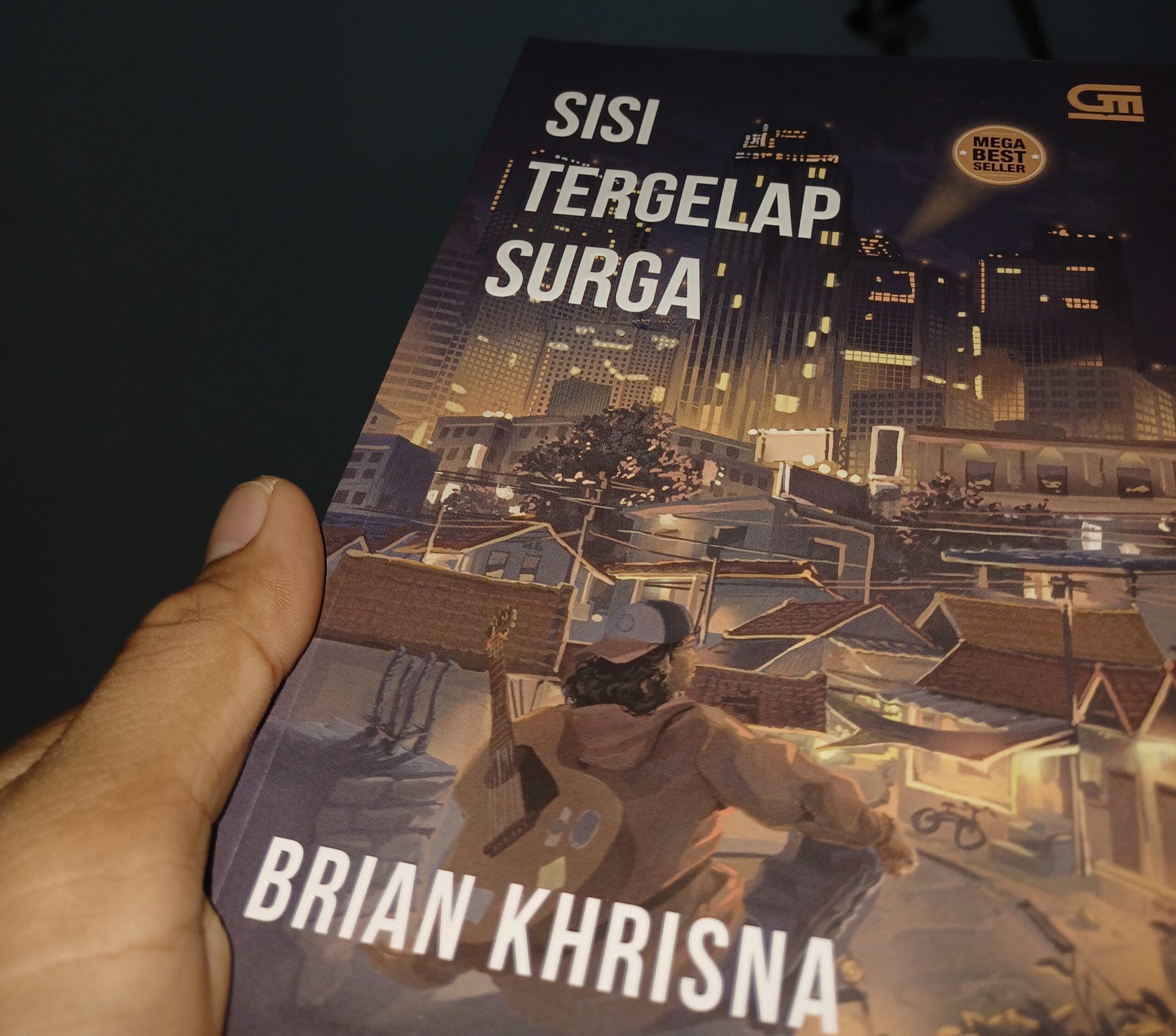 Review Novel Sisi Tergelap Surga: Buku yang Membuatku Bersyukur